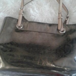 Michael kors bucket bag metallic